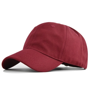 Détail d'une casquette en coton bordeaux avec structure à six panneaux et œillets brodés