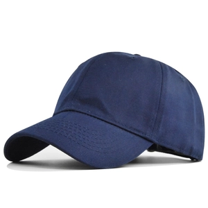 Détail de casquette de baseball en sergé de coton bleu foncé avec œillets de ventilation
