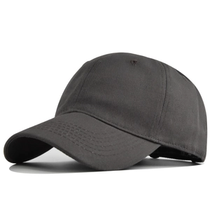 Vue détaillée de la casquette de baseball en coton gris foncé avec coutures soignées