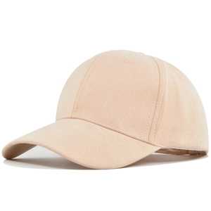 Gros plan sur la texture en daim rose d'une casquette de baseball au design épuré