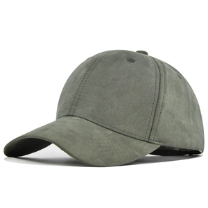 Gros plan détaillé montrant la texture fine et les coutures de la casquette en daim