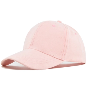 Détail de la texture en daim rose de la casquette avec œillets brodés et visière courbée