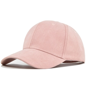 Gros plan d'une casquette de baseball en daim rose avec structure à six panneaux