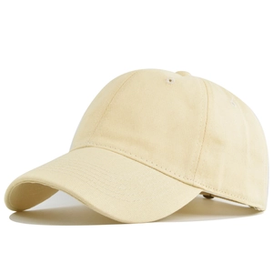Détail de la texture en sergé de coton et des œillets brodés sur une casquette beige