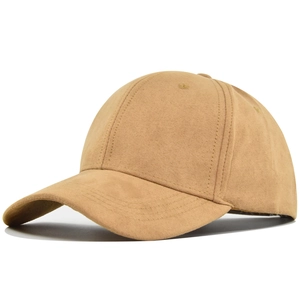Gros plan sur la texture en daim de la casquette de baseball camel avec coutures