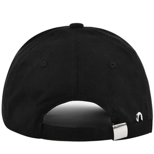 Détail de la casquette de baseball noire en daim avec boucle métallique et logo S