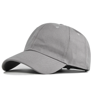 Détail d'une casquette de baseball en coton gris avec coutures blanches et six panneaux