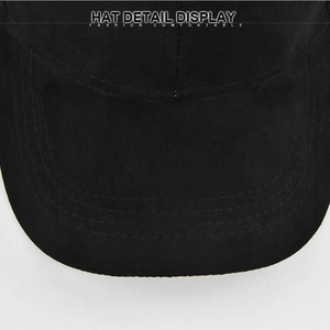 Détail de la casquette de baseball en daim noir montrant les coutures de visière renforcées