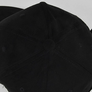 Détail du haut d'une casquette de baseball noire en daim avec bouton et coutures de couronne