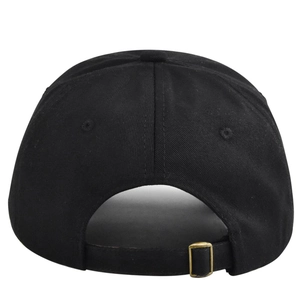 Détail de l'arrière d'une casquette en coton noir avec sangle réglable et boucle en métal