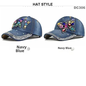 Detail van marineblauwe denim baseballcaps met vlinder strass en NY kristalpatronen