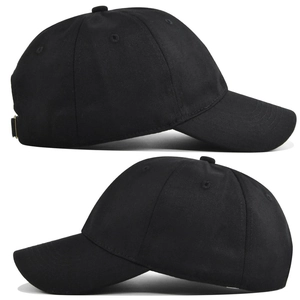 Vue détaillée de deux casquettes de baseball en coton noir avec boucles en métal