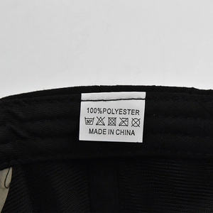 Détail de l'étiquette 100% polyester et des coutures à l'intérieur de la casquette noire
