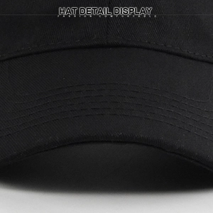 Gros plan sur une casquette en sergé de coton noir avec visière à coutures renforcées