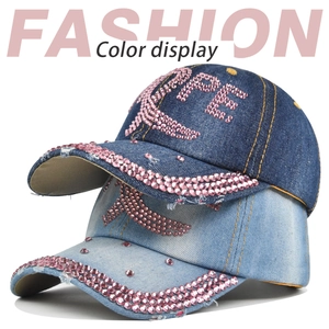 Détail de casquettes en denim avec lettrage HOPE en strass roses et finition effet usé