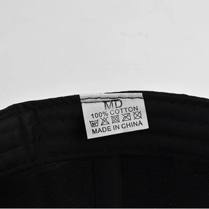 Gros plan sur l'étiquette de lavage d'une casquette de baseball noire en pur coton