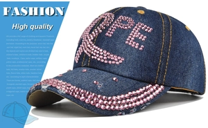 Détail du lettrage HOPE en strass roses sur casquette de baseball en jean délavé