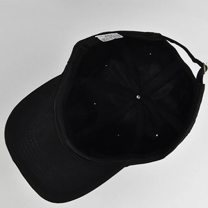 Détail intérieur d'une casquette de baseball noire montrant les coutures et les étiquettes
