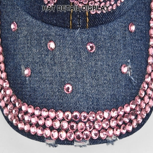 Détail de la casquette en jean avec strass roses et finitions vintage usées à la main
