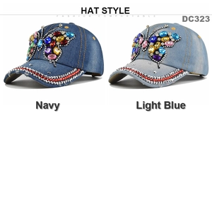 Dettaglio di cappellini in denim con farfalla di strass colorati e decorazioni sulla visiera