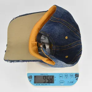 Mesure détaillée du poids de la casquette de baseball en jean à 95,8g sur une balance