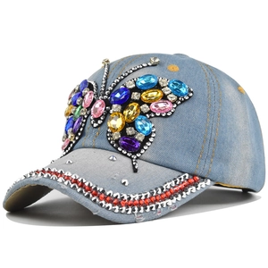 Berretto in denim azzurro con farfalla di strass colorati e visiera scintillante