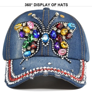 Cappellino in denim con farfalla di cristalli e bordo decorato con strass lucidi