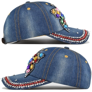 Dettaglio del cappellino da baseball in denim blu con strass colorati e borchie argentate