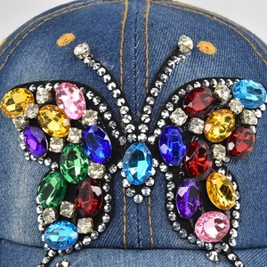 Berretto da baseball in denim con farfalla di strass colorati e cuciture gialle