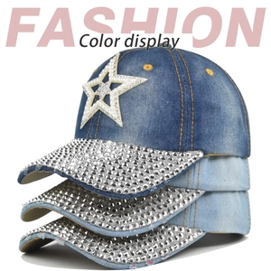 Détails des casquettes en denim avec étoiles en perles et visière ornée de strass