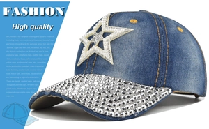 Détail de casquette en jean avec étoile de perles et strass sur la visière