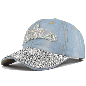 Détail d'une casquette de baseball en jean bleu clair avec strass étincelants et coutures