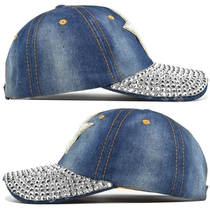 Détail d'un écusson étoile avec perles et strass sur casquette en jean bleu