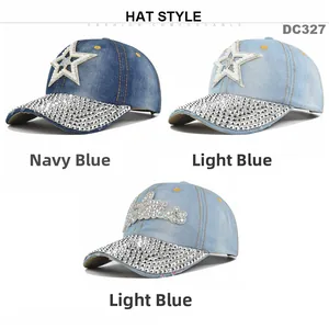 Détail de casquettes en denim avec strass brillants et broderies d'étoiles nacrées