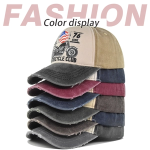 Empilement vertical de casquettes moto vintage avec broderie 76 Soul et détails usés