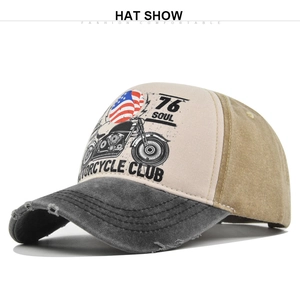 Détail d'une casquette de baseball vieillie avec imprimés moto vintage et patch 76 soul