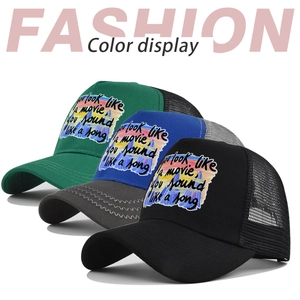 Vue détaillée des casquettes trucker en maille respirante avec texte imprimé et coloré