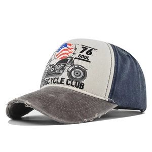 Détail d'une casquette vintage en denim délavé avec imprimé moto et visière usée