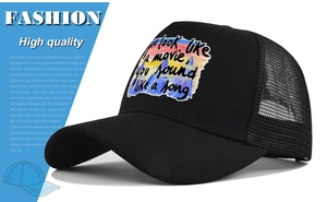 Détail de la casquette trucker noire en mesh avec citation de film et dos respirant