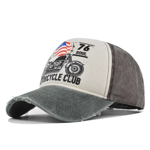 Détail d'une casquette moto vintage avec tissu usé et impression du drapeau américain