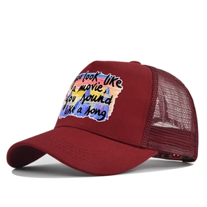 Vue latérale de la casquette trucker bordeaux avec imprimé coloré et filet respirant