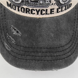 Vue détaillée de la casquette moto grise délavée avec visière usée et imprimé vintage