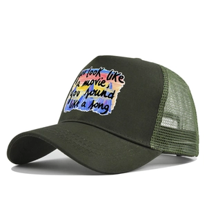 Détail de la casquette trucker vert foncé avec imprimé arc-en-ciel et filet respirant