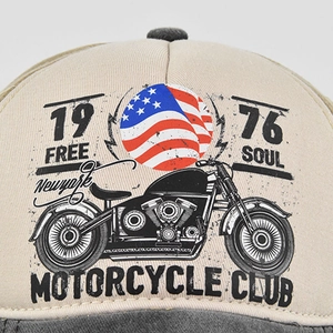 Détail de l'imprimé vintage moto club sur une casquette de baseball de style camionneur