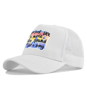 Détail du filet de la casquette trucker blanche et de l'impression texte graphique