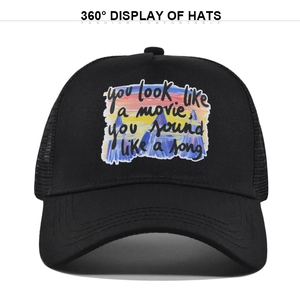 Casquette baseball en maille noire avec slogan 'You look like a movie' sur fond artistique