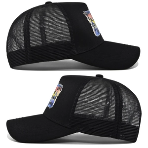 Vue détaillée de la casquette trucker noire avec motifs graffiti colorés imprimés
