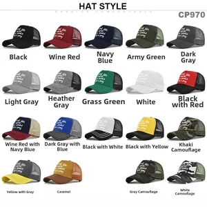 Collage di 19 cappelli trucker in vari colori con rete posteriore e testo stampato