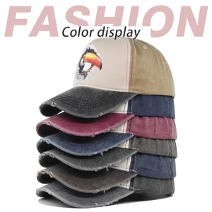 Stapel vintage gewassen baseballpetten met toekanoppervlak in diverse gebruikte kleuren