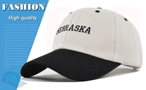 Detailansicht der NEBRASKA Bestickung auf einer schwarz-weißen Baseballkappe